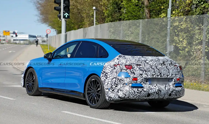 少了伪装多了惊艳!发光格栅+贯穿大屏 全新奔驰C拖车挂钩级纯电版谍照